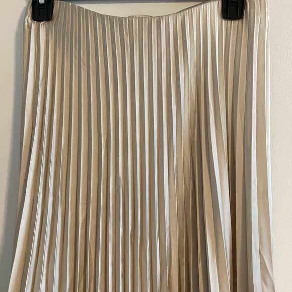 NWT ZARA PLEATED SATIN EFFECT SKIRT SOFT GOLD - Picture 8 of 8